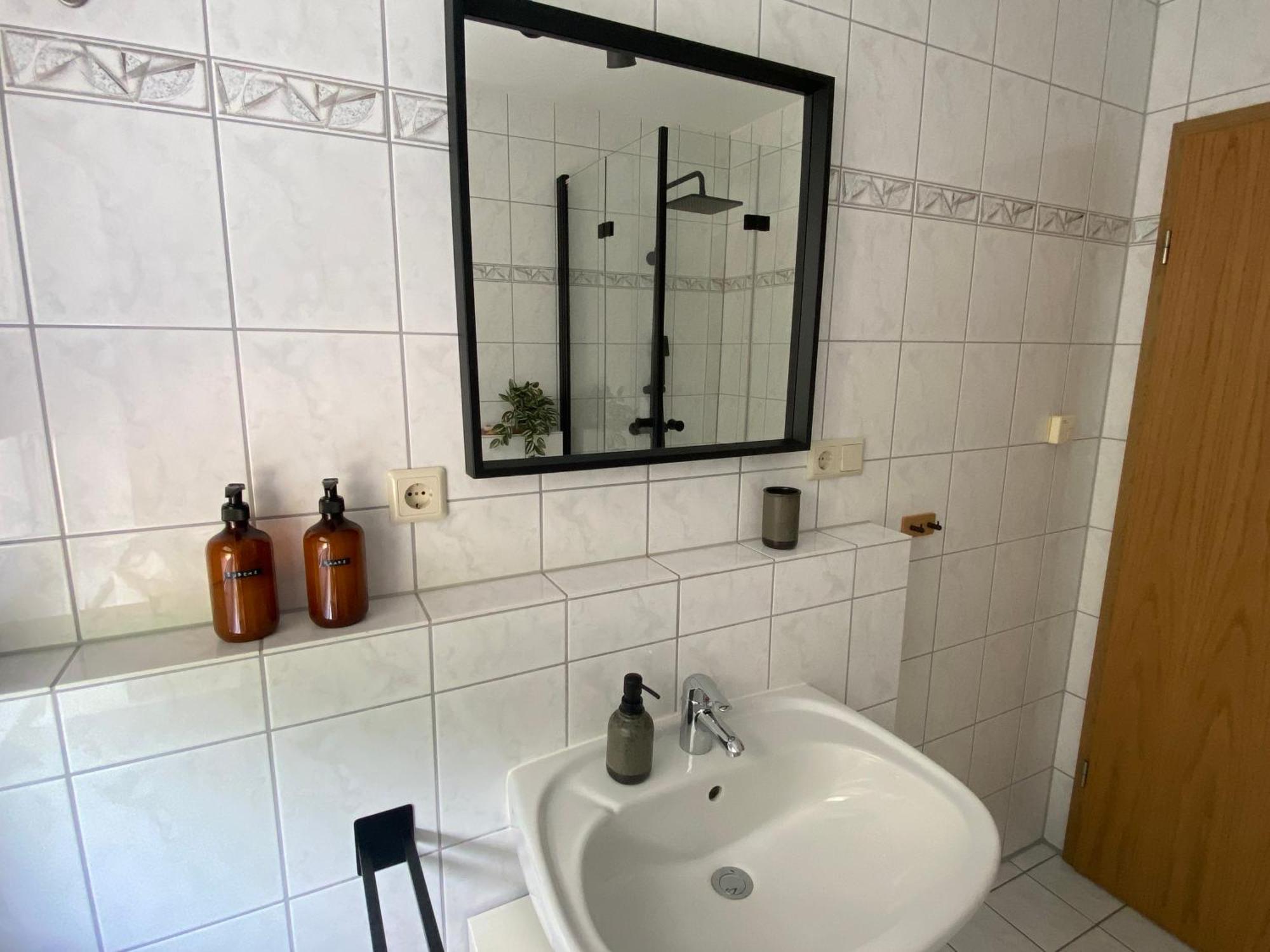 Moderne Wohnung Mit Terrasse & Parkplatz; Naehe Bwzk & Amazon Coblence Extérieur photo